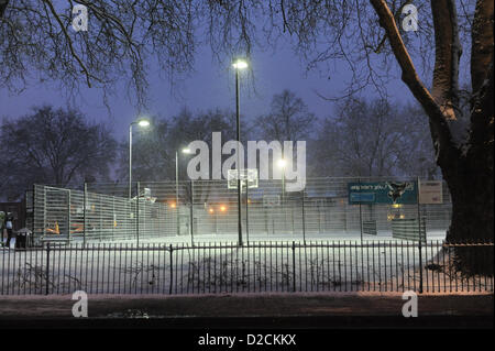 Turnpike Lane, London, UK. 20. Januar 2013. Eine leere Basketballplatz als Schnee fällt in der Turnpike Lane. Schnee fällt im Zentrum von London. Alamy Live-Nachrichten Stockfoto