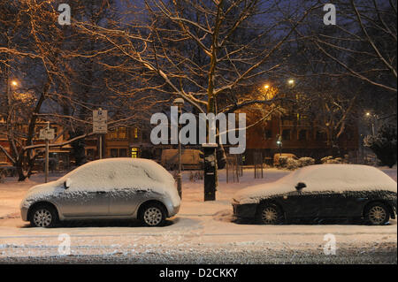 Turnpike Lane, London, UK. 20. Januar 2013. Schnee fällt in Turnpike Lane. Schnee fällt im Zentrum von London. Alamy Live-Nachrichten Stockfoto