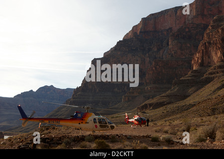 Papillon Helikopter Tours landete auf Pad hinunter in den Grand Canyon Arizona USA Stockfoto