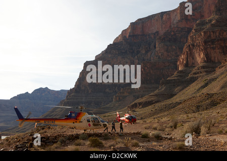 Passagiere verlassen Papillon Helikopter landete auf Pad hinunter in den Grand Canyon Arizona USA Stockfoto