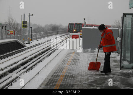 London, UK. 20. Januar 2013. TFL Mitarbeiter klären Schnee auf einer Plattform an der Royal Albert-Station auf der Docklands Light Railway. Kredit-David Mbiyu/Alamy Live-Nachrichten Stockfoto