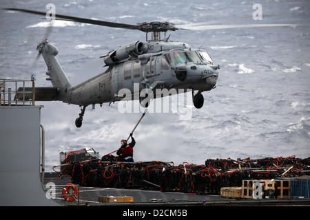 Atlantik (18. Januar 2013) A Seemann aus der trockenen Ladung/Munition Schiff USNS Robert E. Peary (T-AKE-5) legt eine Cargo-Linie Stockfoto