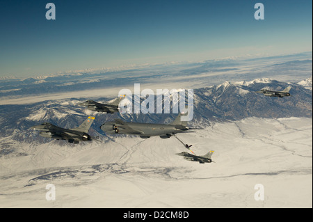 Captain Jonathan Morgan, ein f-16 Fighting Falcon-Pilot vom 421st Fighter Squadron, Hill Air Force Base, Utah, erhält Kraftstoff aus Utah National Guard KC-135 Tanker in der Route, San Diego, Kalifornien 18. Januar 2013. Ein Kader von Hill basierte 388th Kämpfer-Flügel-pi Stockfoto