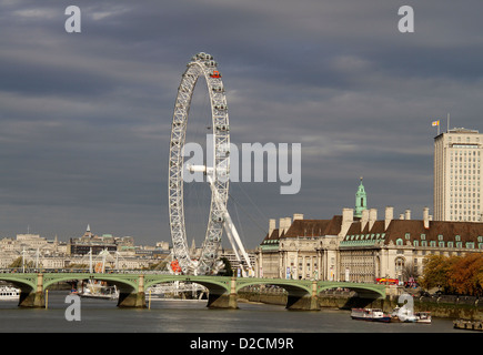 County Hall, London Eye und Westminster Bridge angesehen von Lambeth Bridge, London, England, UK Stockfoto