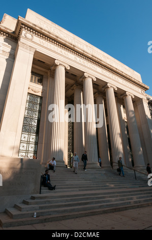 Die Fassade des Gebäudes 7 (77 Mass Ave) auf dem Campus des Massachusetts Institute of Technology, Cambridge MA Stockfoto