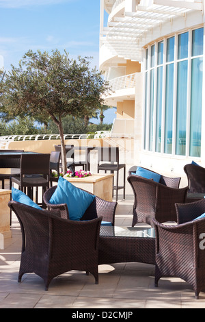 Terrasse mit Gartenmöbeln Stockfoto