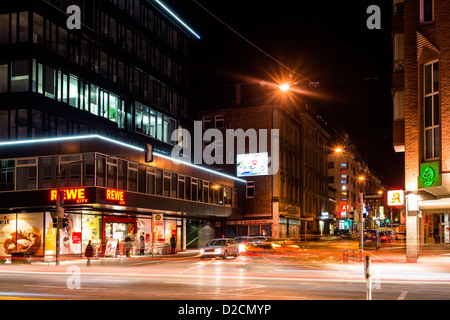 Lebendige Nachtlandschaft leichte Spuren von Autos vorbei in langen Belichtungszeit an einer Kreuzung am 8. November 2012 in Stuttgart Stockfoto