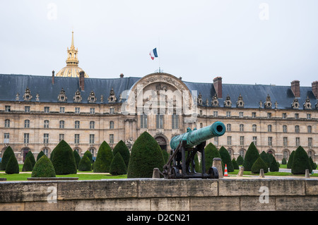 Kanone vor Les Invalides, Paris, Frankreich. Stockfoto