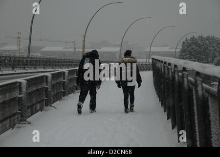 London, UK. 20. Januar 2013. Studenten der Universität East London gesehen zu Fuß über die Sir Steve Redgrave Bridge. Kredit-David Mbiyu/Alamy Live-Nachrichten Stockfoto