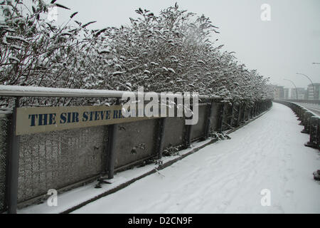 Der Fußgängerweg Sir Steve Redgrave Brücke war mit Schnee bedeckt. Kredit-David Mbiyu/Alamy Live-Nachrichten Stockfoto