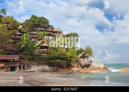 Bungalows und Restaurant im tropischen Resort, Thailand Stockfoto