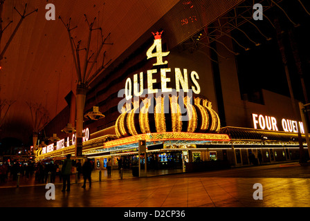 Glitzernde Lichter vier Queens Hotel Casino Fremont Street Experience Innenstadt von Las Vegas in der Nacht Stockfoto