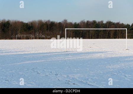 Schneebedeckte Fußball Tonhöhe North East England UK Stockfoto