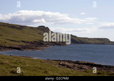 Die Küstenlinie von spröde Loch von Rubh eine Dunain Fußweg Blick auf das Meer Isle Of Skye, Schottland Stockfoto