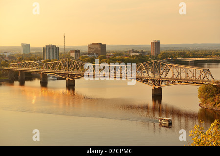 Ottawa-Sonnenuntergang über Fluss mit historischer Architektur. Stockfoto