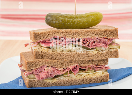 Ein New York Deli Pastrami auf Roggenbrot. Dieses Sandwich hat Scheiben Pastrami, geriebener Emmentaler Käse, Gurke, Senf Stockfoto