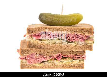 Ein New York Deli Pastrami auf Roggenbrot. Dieses Sandwich hat Scheiben Pastrami, geriebener Emmentaler Käse, Gurke, Senf Stockfoto