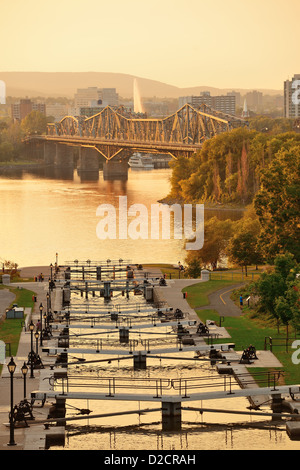 Ottawa-Sonnenuntergang über Fluss mit historischer Architektur. Stockfoto