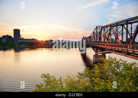 Ottawa-Sonnenuntergang über Fluss mit historischer Architektur. Stockfoto