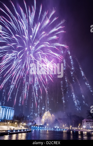 Buntes Feuerwerk über dem Fluss in der Stadt Stockfoto