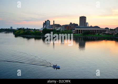 Ottawa-Sonnenuntergang über Fluss mit historischer Architektur. Stockfoto