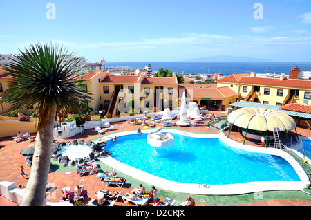 Ein Hotel und Ferienwohnungen im Ferienort Puerto Colon auf der Costa Adeje, Teneriffa, Kanarische Inseln Stockfoto