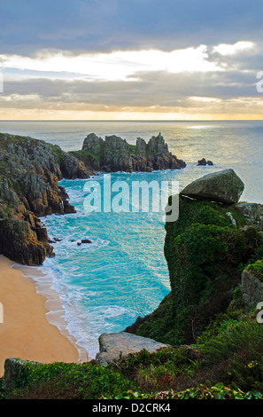 Frühen Morgenlicht am Pednvounder Strand in der Nähe von Porthcurno in Cornwall, Großbritannien Stockfoto