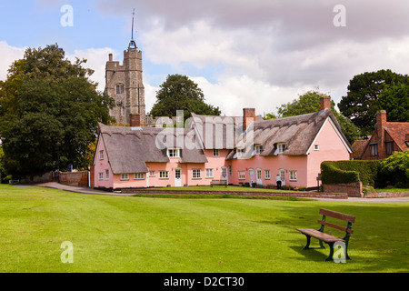 Cavendish Kirche und rosa Hütten. Essex, England Stockfoto