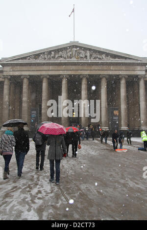 Zentral-London, UK. 20. Januar 2013. Besucher im British Museum trotzen Schnee, während Mitarbeiter im Museum versuchen, die p Stockfoto