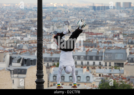 akrobatische Performance-Künstler auf die Hügel von Sacre Coeur und Montmartre und Paris Stockfoto