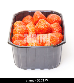 Frische Erdbeeren in einem Plastikbehälter auf weißem Hintergrund. Stockfoto