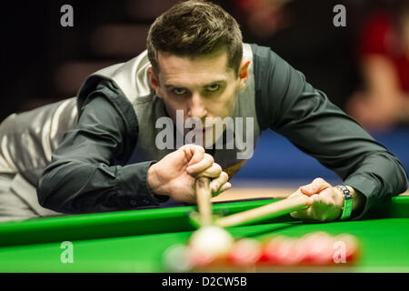 20.01.2013 London, England. Nummer eins der Welt Mark Selby in Aktion während des Betfair-Masters snooker-Finale zwischen Mark Selby und Neil Robertson von Alexandra Palace Stockfoto