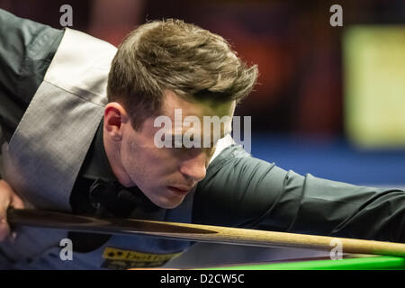 20.01.2013 London, England. Nummer eins der Welt Mark Selby in Aktion während des Betfair-Masters snooker-Finale zwischen Mark Selby und Neil Robertson von Alexandra Palace Stockfoto