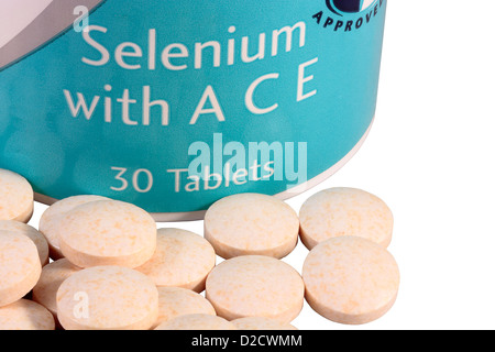 Selen ACE Tabletten isoliert auf weißem Hintergrund Stockfoto