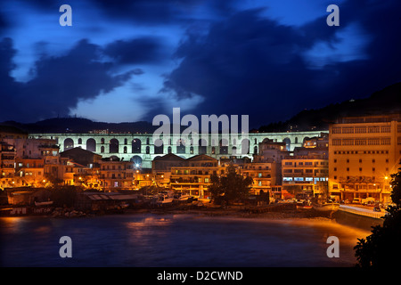 Der "Rückseite" der Stadt Kavala mit seiner "Symbol", "Kamares" ("Bögen", osmanischen Aquädukt), Mazedonien, Griechenland. Stockfoto