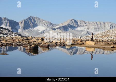 Mädchen im High Sierra See widerspiegelt Stockfoto