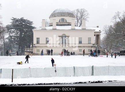 Menschen spielen im Schnee vor Chiswick House, ein Neo-palladianische Villa von Lord Burlington entworfen. Stockfoto