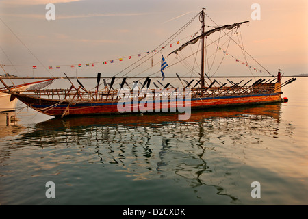 Replik der "Argo", die mythische Schiff von Jason und den Argonauten am Hafen von Volos, Magnisia, Thessalien, Griechenland. Stockfoto