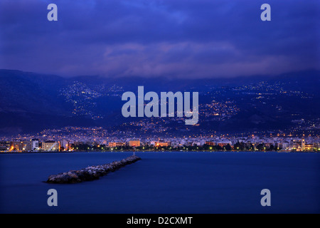 Panoramablick Nachtansicht der Stadt Volos. Im Hintergrund Berg Pelion mit einigen seiner Dörfer, Thessalien, Griechenland. Stockfoto