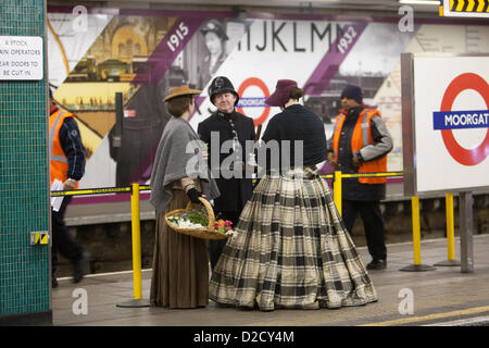 London, UK. 20. Januar 2013. 19. Jahrhundert historischen Kostümen getragen an Moorgate u-Bahnstation, Teil des 150. Jubiläums-Events in der U-Bahn, London, UK Stockfoto