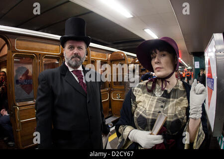 London, UK. 20. Januar 2013. 19. Jahrhundert historischen Kostümen getragen an Moorgate u-Bahnstation, Teil des 150. Jubiläums-Events in der U-Bahn, London, UK Stockfoto