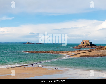 Ebbe in Saint Malo, Frankreich. Blick auf Strand, Maulwurf und Festung auf der Insel Stockfoto