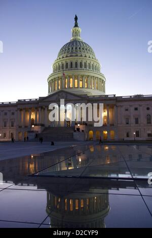 20. Januar 2013, Washington DC. Das Kapitol bei Twilight es letzten strahlend, am Vorabend der Einweihung. Tore öffnen Montag Morgen um 07:00 für die 57. Presidential Inaugural. Stockfoto