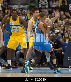 20. Januar 2013 - Denver, Colorado, USA - Denver Nuggets DANILO GALLINARI, Center, nimmt Kontakt mit RUSSELL WESTBROOK, rechts, von der Donner während der 1.. Hälfte im Pepsi Center Sonntag Abend. Nuggets besiegen dem Donner in OT 121-118 (Credit-Bild: © Hector Acevedo/ZUMAPRESS.com) Stockfoto