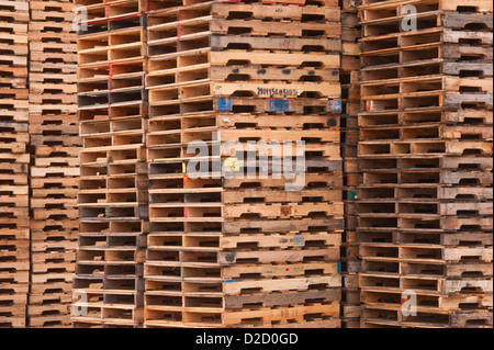 Paletten stapelten sich hoch in einem Palettenrecyclinggeschäft in Ludington, Michigan, USA. Stockfoto