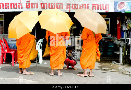 Buddhistische Mönche betteln vor Phnom Penh restaurant Stockfoto