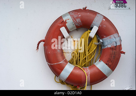 Bildschirmschoner Rettungsring und Linie montiert auf kommerziellen Fischerboot in Sitka, Alaska, USA Stockfoto