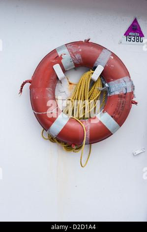 Bildschirmschoner Rettungsring und Linie montiert auf kommerziellen Fischerboot in Sitka, Alaska, USA Stockfoto