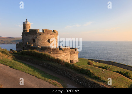 Blick auf Tudor Schloss mit Blick auf die Bucht von Falmouth in Abendsonne auf Cornwall Südküste in St Mawes Cornwall England Großbritannien Großbritannien Stockfoto