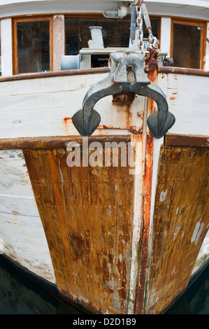 Nahaufnahme der alten bewaldeten Angeln Boot Bug und Anker in Sitka, Alaska, USA Stockfoto